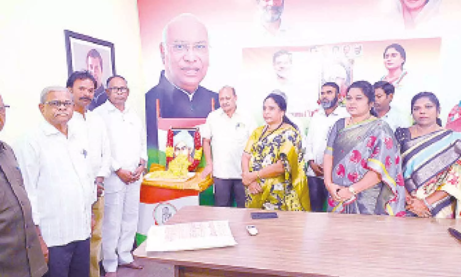 Kolanukonda Sivaji, Golla Narayana Rao, Gumma Sambasiva Rao, Gummadi Vijay Kumar, Prabha Phaninder, Mandeepudi Sunitha, Kurshida Gangishetti, Ayyappa, Kolli Murali and Shivaram paying tributes to Gurajada Apparao at Andhra Ratna Bhavan in Vijayawada on Monday Kolanukonda Sivaji, Golla Narayana Rao, Gumma Sambasiva Rao, Gummadi Vijay Kumar, Prabha Phaninder, Mandeepudi Sunitha, Kurshida Gangishetti, Ayyappa, Kolli Murali and Shivaram paying tributes to Gurajada Apparao at Andhra Ratna Bhavan in Vijayawada on Monday