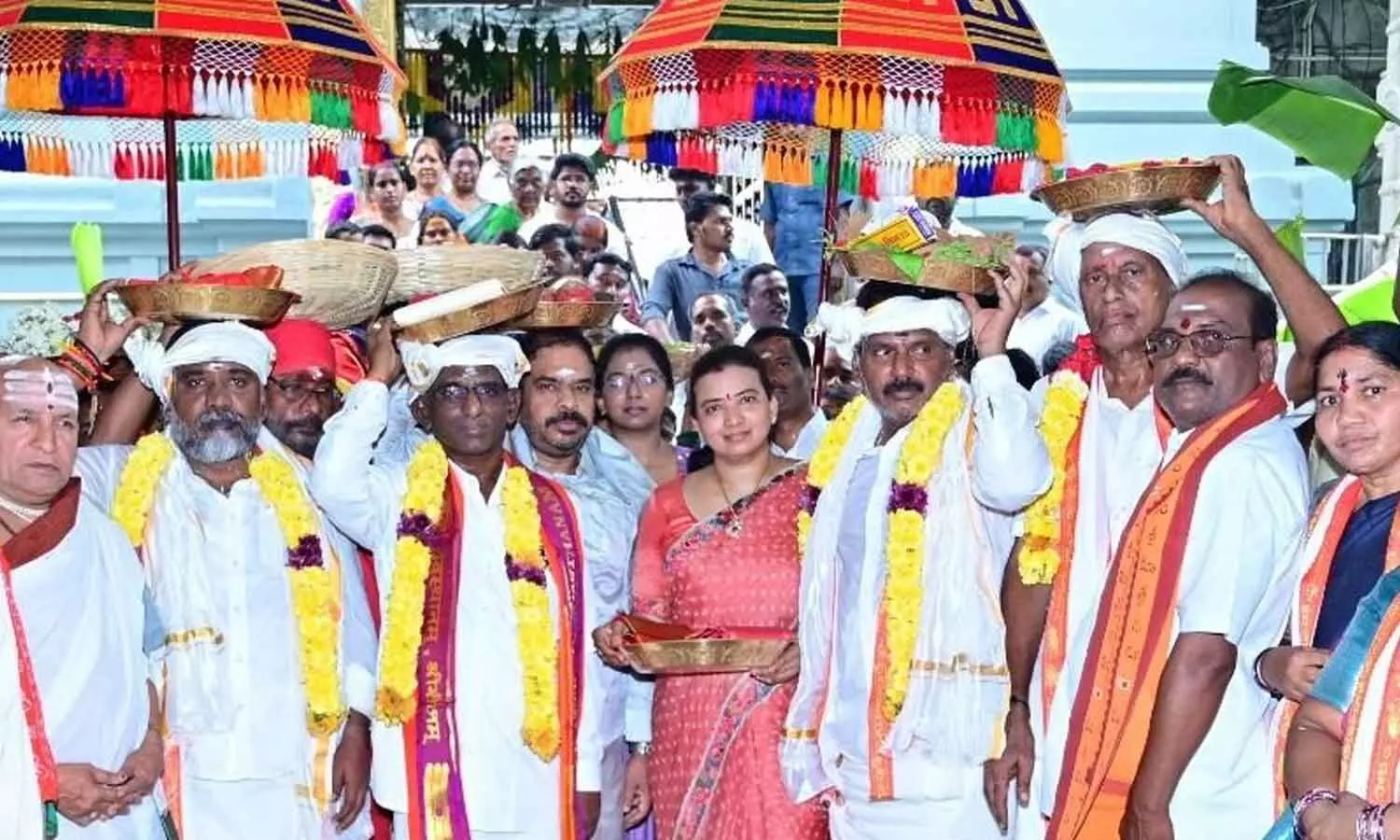 Authorities of Srisailam Devasthanam presenting silk clothes to Sri Varasiddhi Vinayaka Swamy at Kanipakam on Monday Authorities of Srisailam Devasthanam presenting silk clothes to Sri Varasiddhi Vinayaka Swamy at Kanipakam on Monday