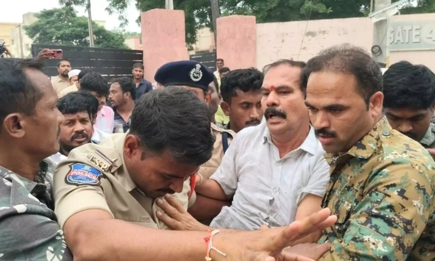 Vinay Bhaskar injured in scuffle with cops at MGM Hospital Vinay Bhaskar injured in scuffle with cops at MGM Hospital