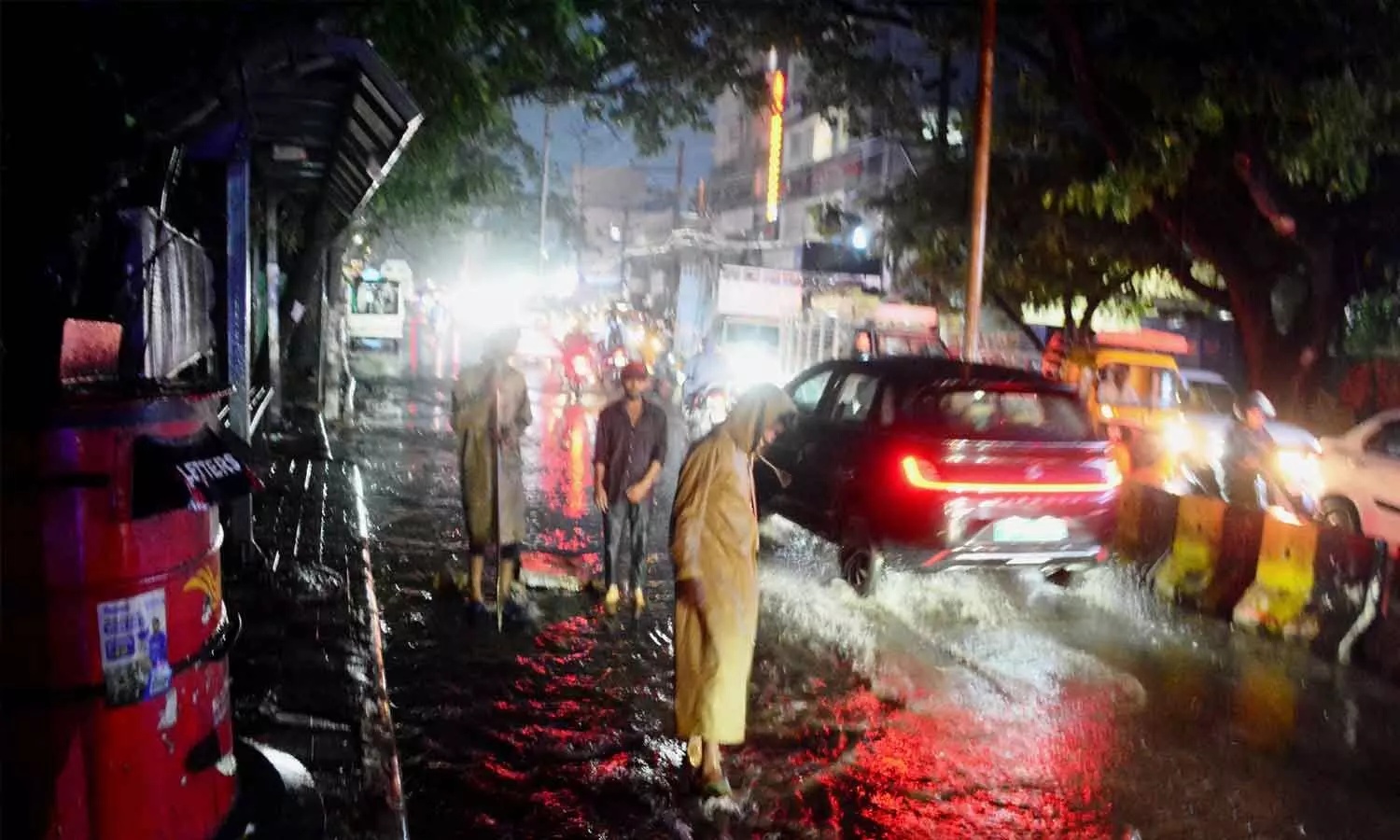 Heavy rains trigger traffic snarls across Hyderabad Heavy rains trigger traffic snarls across Hyderabad