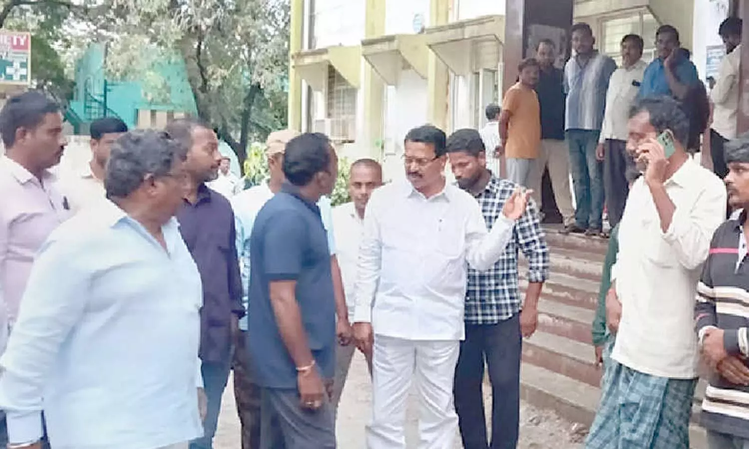 Govt must provide relief to victims of lightning: Niranjan Reddy Govt must provide relief to victims of lightning: Niranjan Reddy