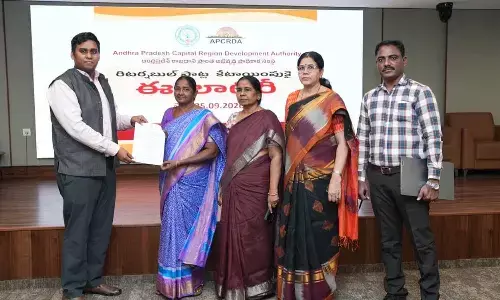 APCRDA Additional Commissioner Kollabattula Karthik handing over provisional certificates to the farmers who received the returnable plots