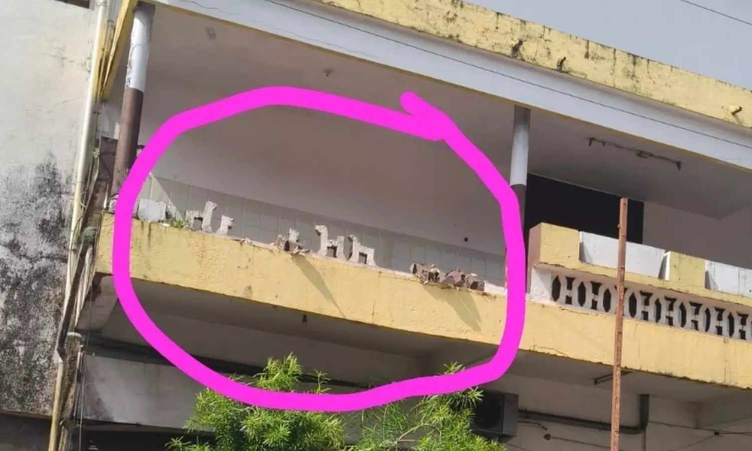 Five persons were injured after a supporting wall collapsed Five persons were injured after a supporting wall collapsed