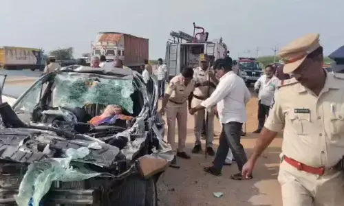 Two killed after car hits lorry in Singarayakonda