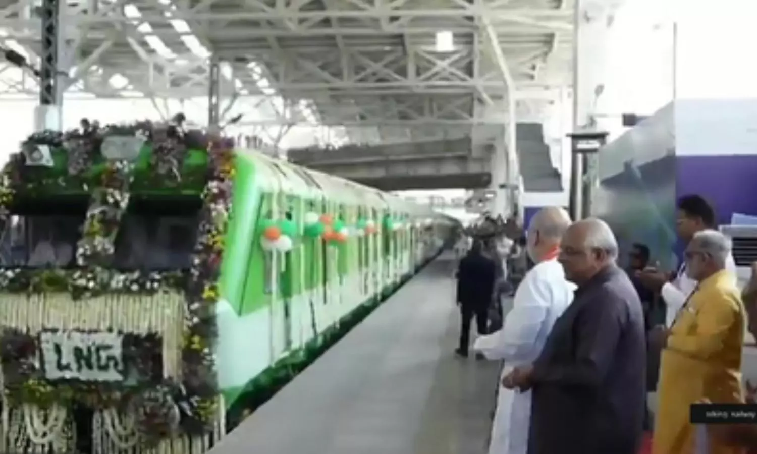 India’s first LNG-powered train was flagged off from Sabarmati on Sunday by Union Home India’s first LNG-powered train was flagged off from Sabarmati on Sunday by Union Home