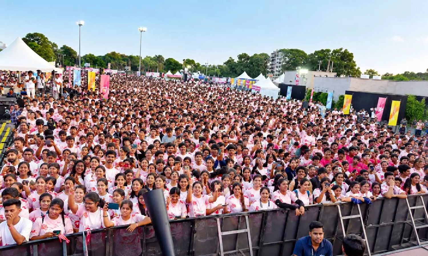 A vast gathering of enthusiastic participants dressed in pink, turning out in large numbers early Sunday morning to support preventive healthcare, early detection of breast cancer, and women’s empowerment` A vast gathering of enthusiastic participants dressed in pink, turning out in large numbers early Sunday morning to support preventive healthcare, early detection of breast cancer, and women’s empowerment`