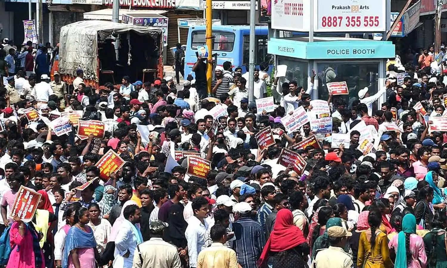 Swarna Grama and Swarna Ward Sachivalayam employees staging a protest at Alankar Centre in Vijayawada on Sundayphoto: Ch Venkata Mastan Swarna Grama and Swarna Ward Sachivalayam employees staging a protest at Alankar Centre in Vijayawada on Sundayphoto: Ch Venkata Mastan