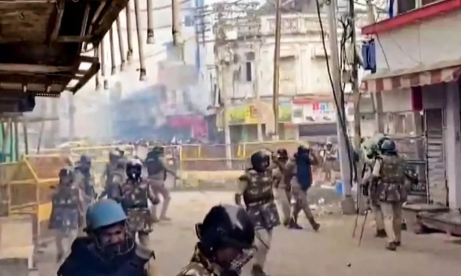 Police Used Tear Gas As protesters Threw Stones And Opposed Planned Removal Of the Mosque For Road Widening In Ujjain Police Used Tear Gas As protesters Threw Stones And Opposed Planned Removal Of the Mosque For Road Widening In Ujjain