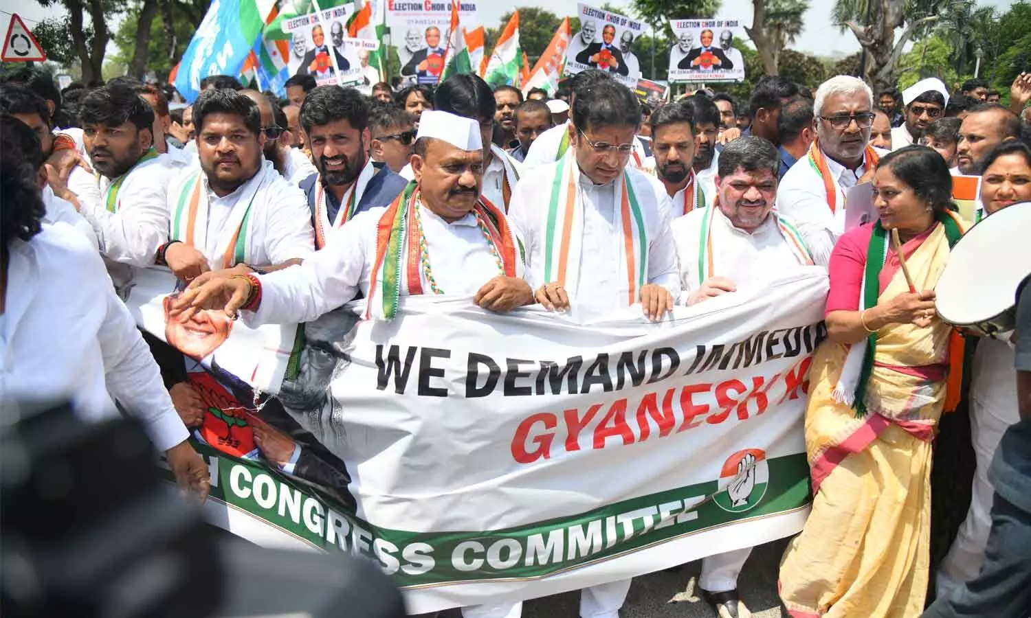 TPCC president B Mahesh Kumar Goud, along with Ministers Ponnam Prabhakar and D Sridhar Babu, participating in a rally in Hyderabad on Monday demanding the resignation of Chief Election Commissioner Gyanesh Kumar. Photo: Adula Krishna TPCC president B Mahesh Kumar Goud, along with Ministers Ponnam Prabhakar and D Sridhar Babu, participating in a rally in Hyderabad on Monday demanding the resignation of Chief Election Commissioner Gyanesh Kumar. Photo: Adula Krishna