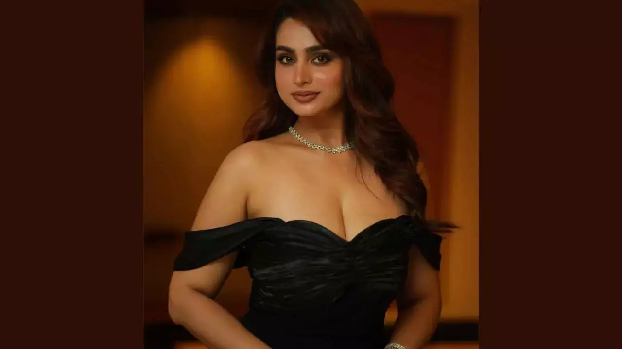 Ayesha Khan stuns in black off-shoulder gown Ayesha Khan stuns in black off-shoulder gown