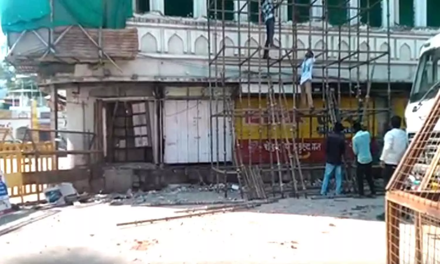 Ujjain mosque portion removal continues for 2nd day amid tight security Ujjain mosque portion removal continues for 2nd day amid tight security