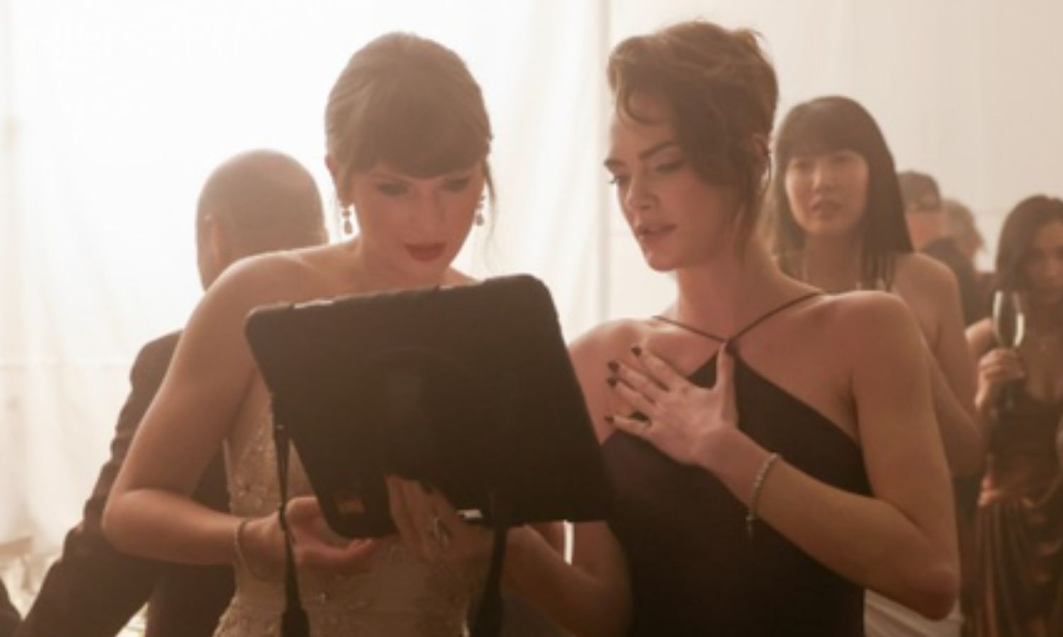 Cara Delevingne Thanks Taylor Swift for Patient Zero Cameo