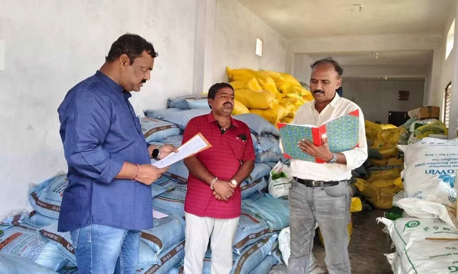 Surprise checks conducted at fertiliser shops in Chigurumamidi Surprise checks conducted at fertiliser shops in Chigurumamidi