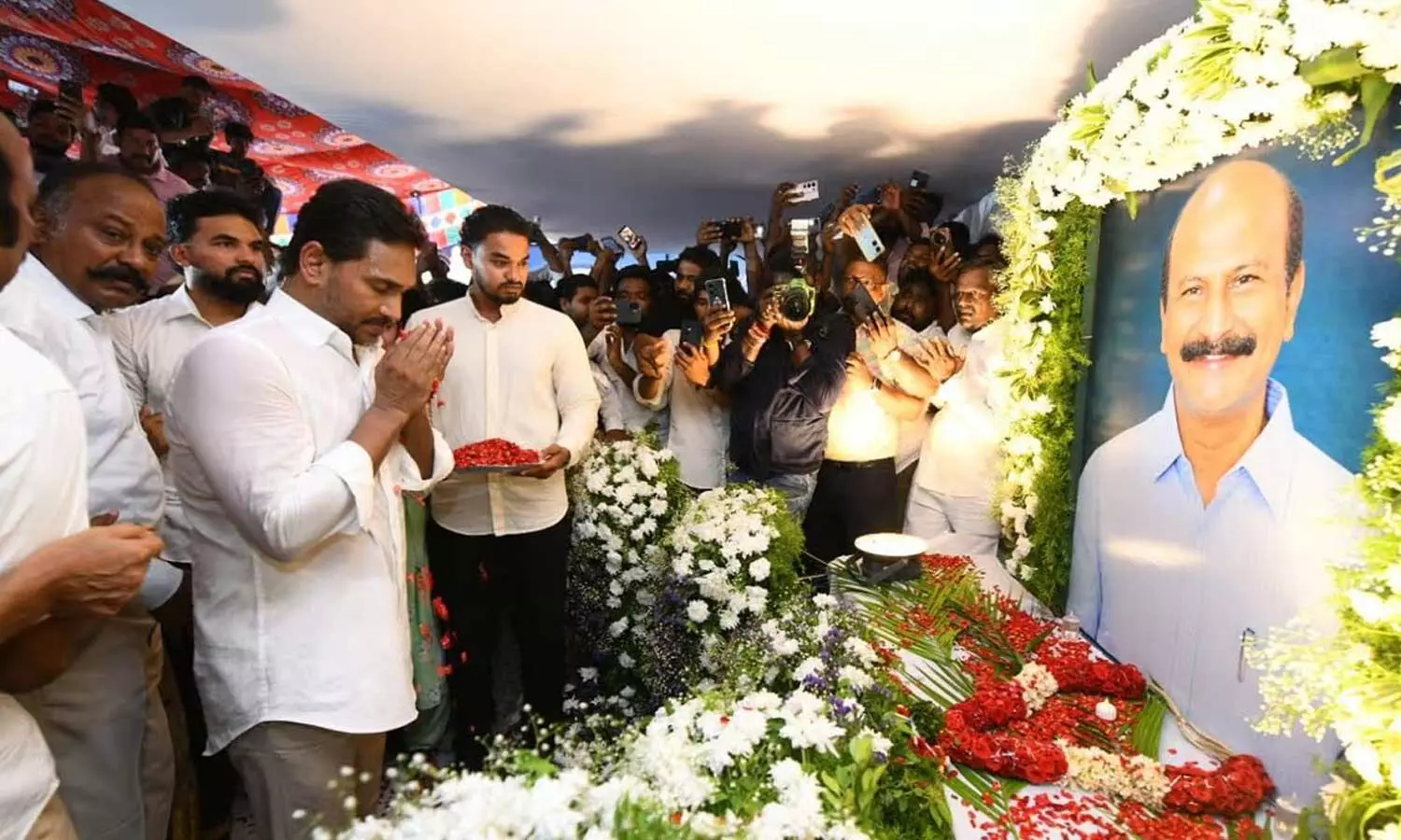 YSRCP president YS Jagan Mohan Reddy paying floral tributes to Kakumanu Rajasekhar in Ongole on Tuesday YSRCP president YS Jagan Mohan Reddy paying floral tributes to Kakumanu Rajasekhar in Ongole on Tuesday