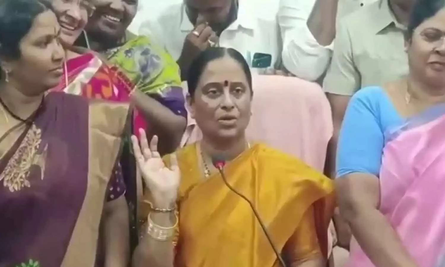 Konda Surekha warns party leaders against targeting her supporters Konda Surekha warns party leaders against targeting her supporters