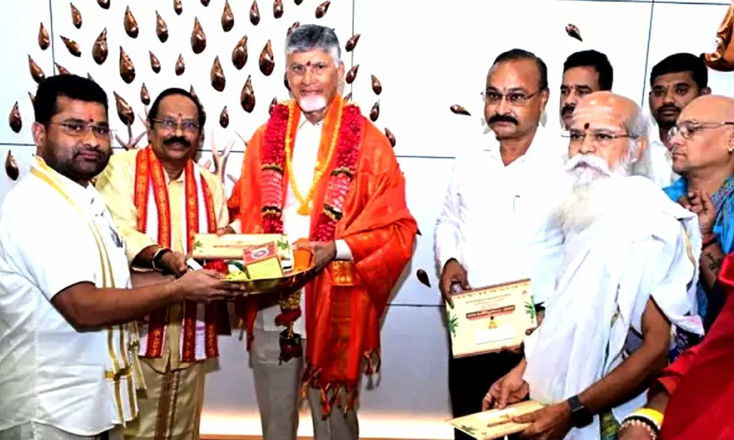 CM Chandrababu invited to Indrakeeladri Dasara celebrations CM Chandrababu invited to Indrakeeladri Dasara celebrations