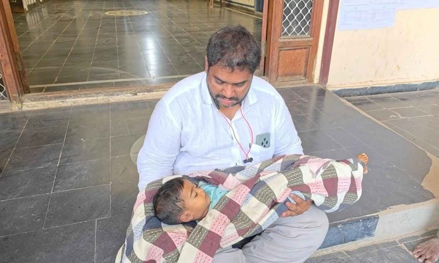Father Protests Toddler’s Dengue Death, Demands Village Sanitation Action