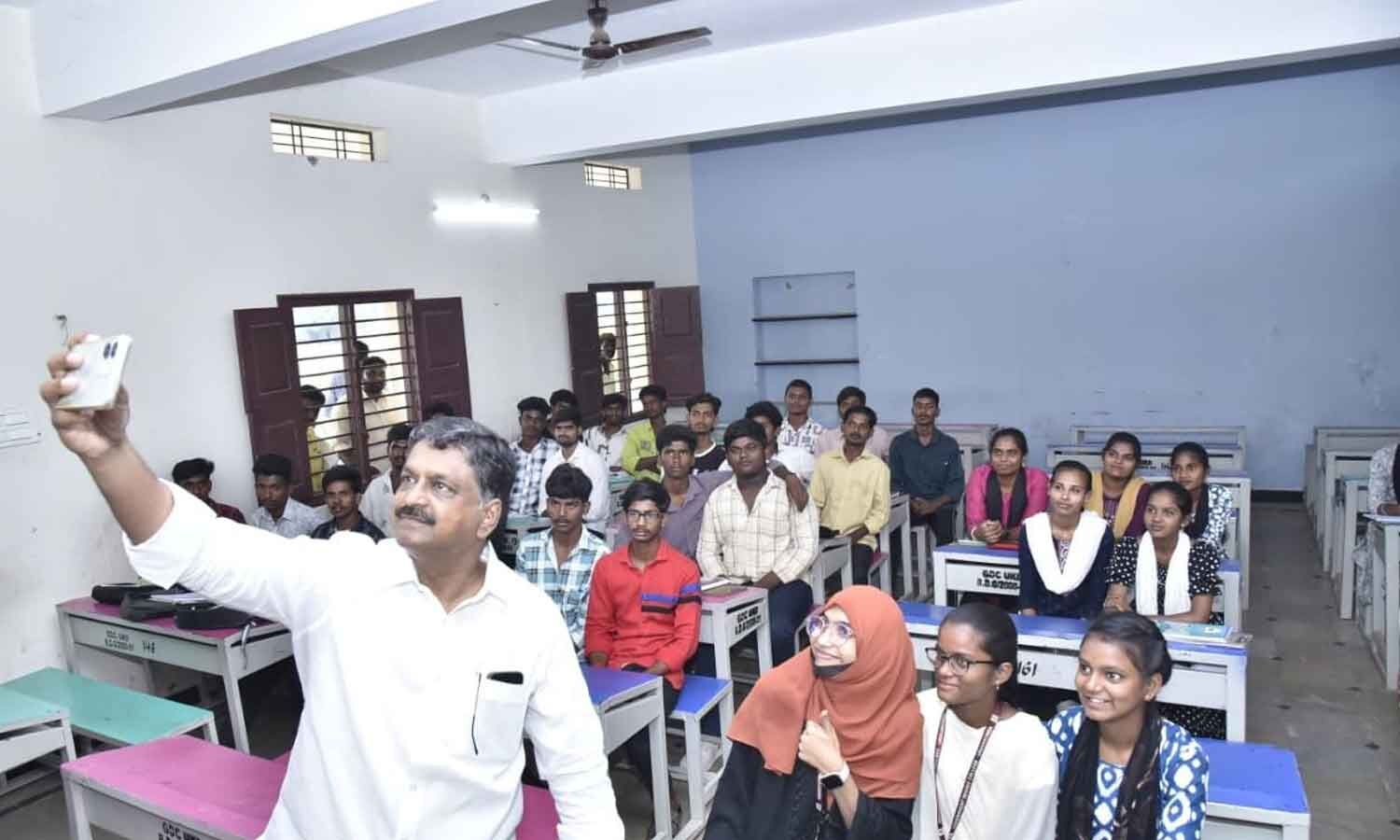 Minister Keshav turns teacher as part of Yuvatha Bhavitha prog