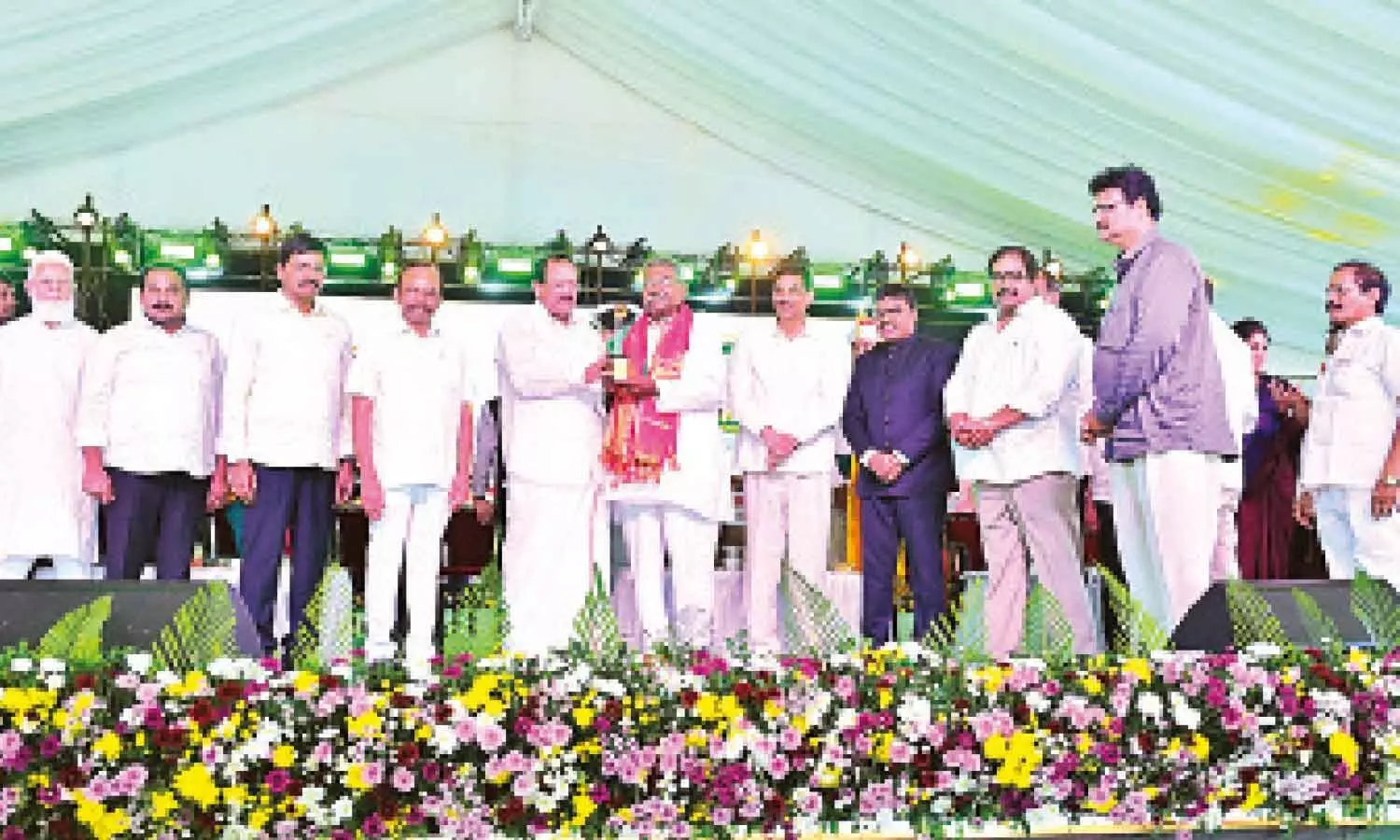 Former Vice-President M Venkaiah Naidu, Odisha Governor K Haribabu, Collector P Raja Babu, MP Magunta Srinivasulu Reddy, MLA D Janardhana Rao and others felicitating farmers’ leader Ch Rangarao in Ongole on Wednesday Former Vice-President M Venkaiah Naidu, Odisha Governor K Haribabu, Collector P Raja Babu, MP Magunta Srinivasulu Reddy, MLA D Janardhana Rao and others felicitating farmers’ leader Ch Rangarao in Ongole on Wednesday