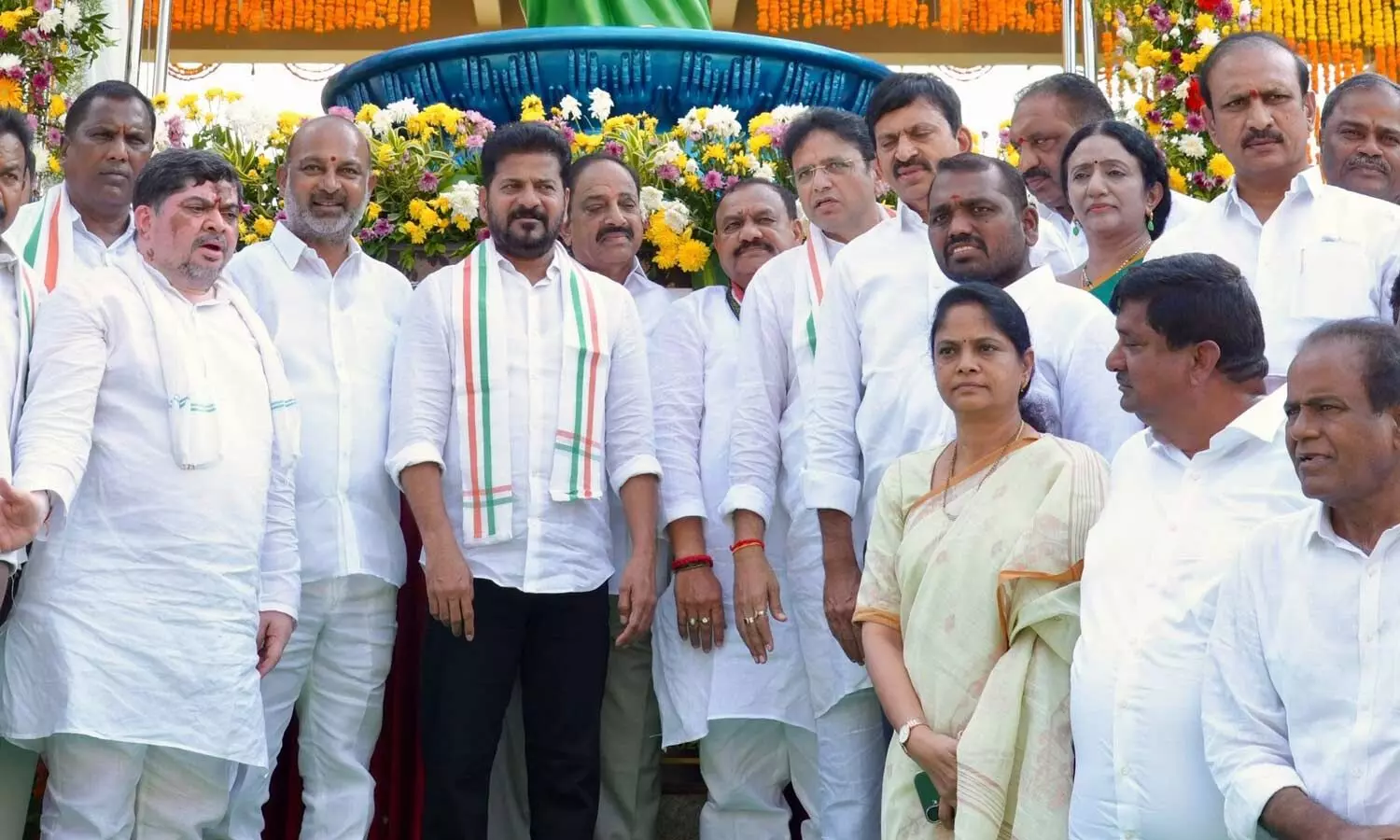 Chief Minister Revanth Reddy unveils Telangana Thalli statue at New Karimnagar Collectorate on Wednesday Chief Minister Revanth Reddy unveils Telangana Thalli statue at New Karimnagar Collectorate on Wednesday
