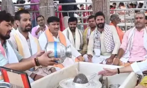 Priests at the Kashi Vishwanath Temple in Uttar Pradeshs Varanasi