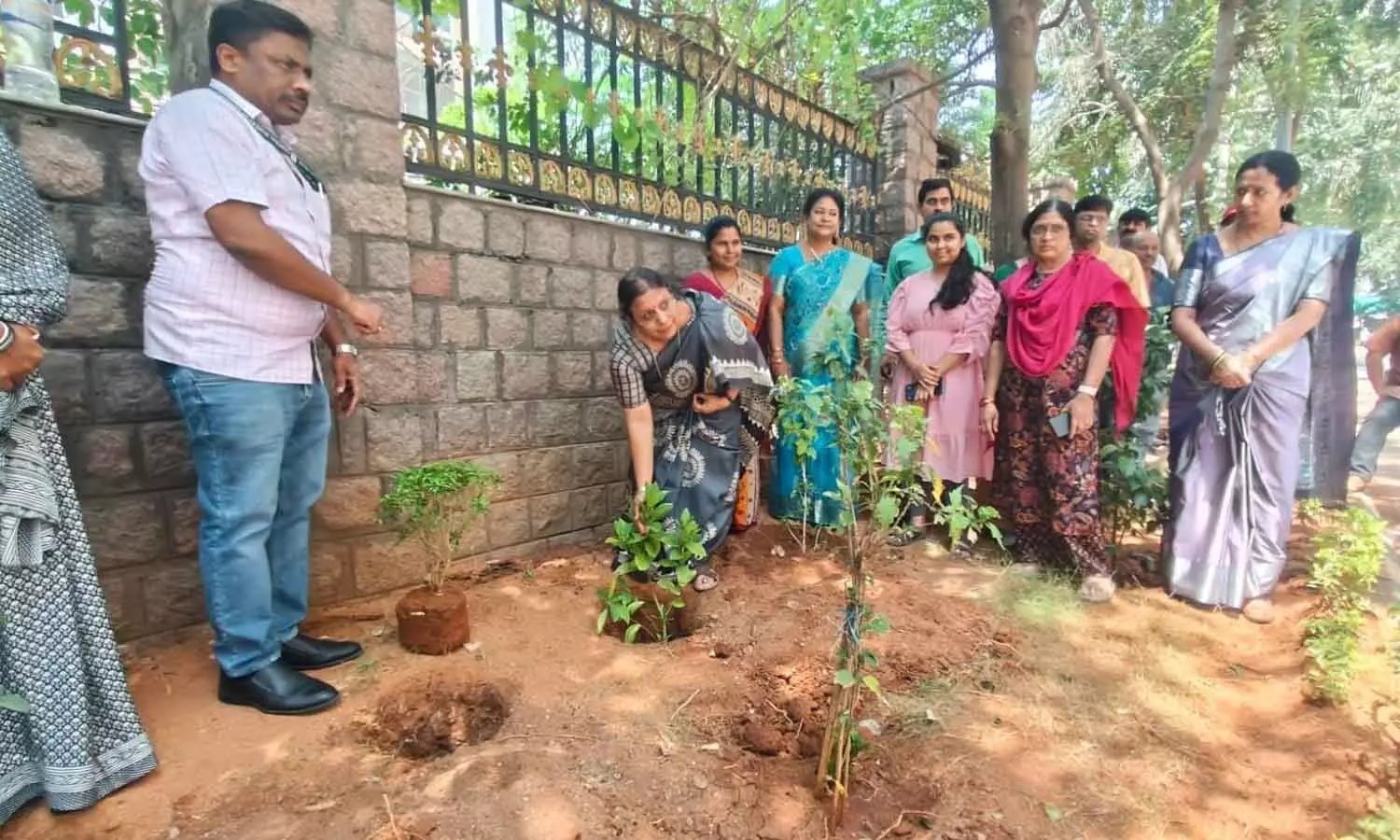 Additional Director General Shruti Patil, PIB, Hyderabad, and staff of CBC taking part in the Ek Din, Ek Ghanta, Ek Saath Shramdaan at CGO Towers in Kavadiguda on Thursday Additional Director General Shruti Patil, PIB, Hyderabad, and staff of CBC taking part in the Ek Din, Ek Ghanta, Ek Saath Shramdaan at CGO Towers in Kavadiguda on Thursday