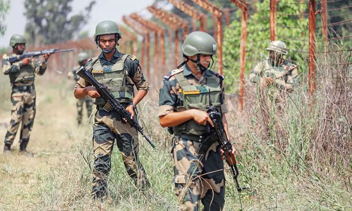 BSF foils infiltration bid at Pb border, 2 Pak intruders shot dead BSF foils infiltration bid at Pb border, 2 Pak intruders shot dead
