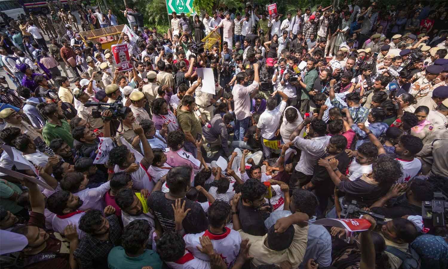NSUI Protests at India Gate, Demands CEC Gyanesh Kumar’s Resignation
