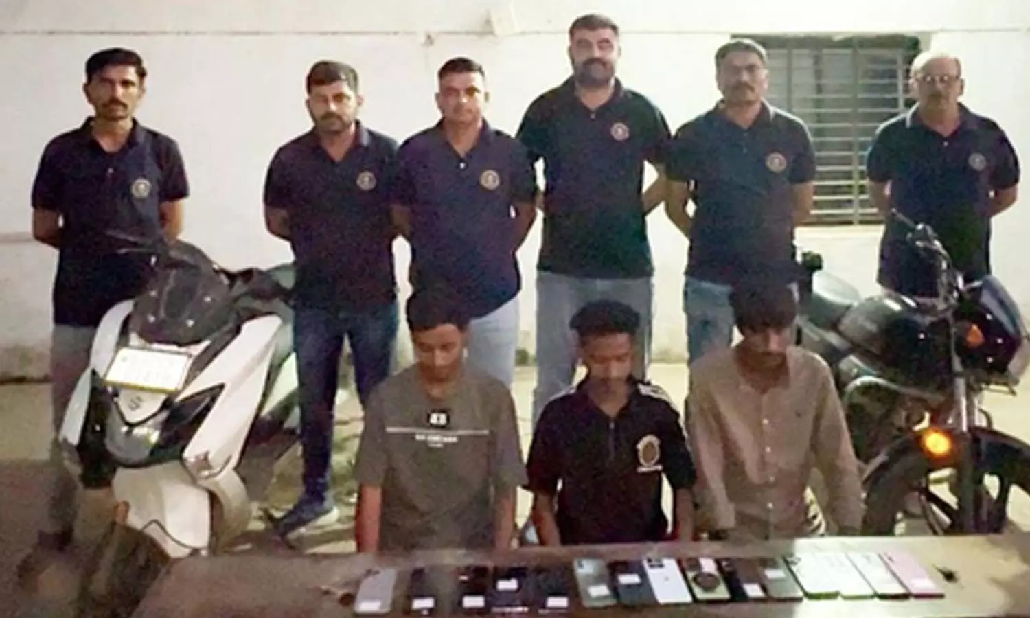 Snatch, shop and flee: Gujarat gang used stolen phones to make online purchases Snatch, shop and flee: Gujarat gang used stolen phones to make online purchases
