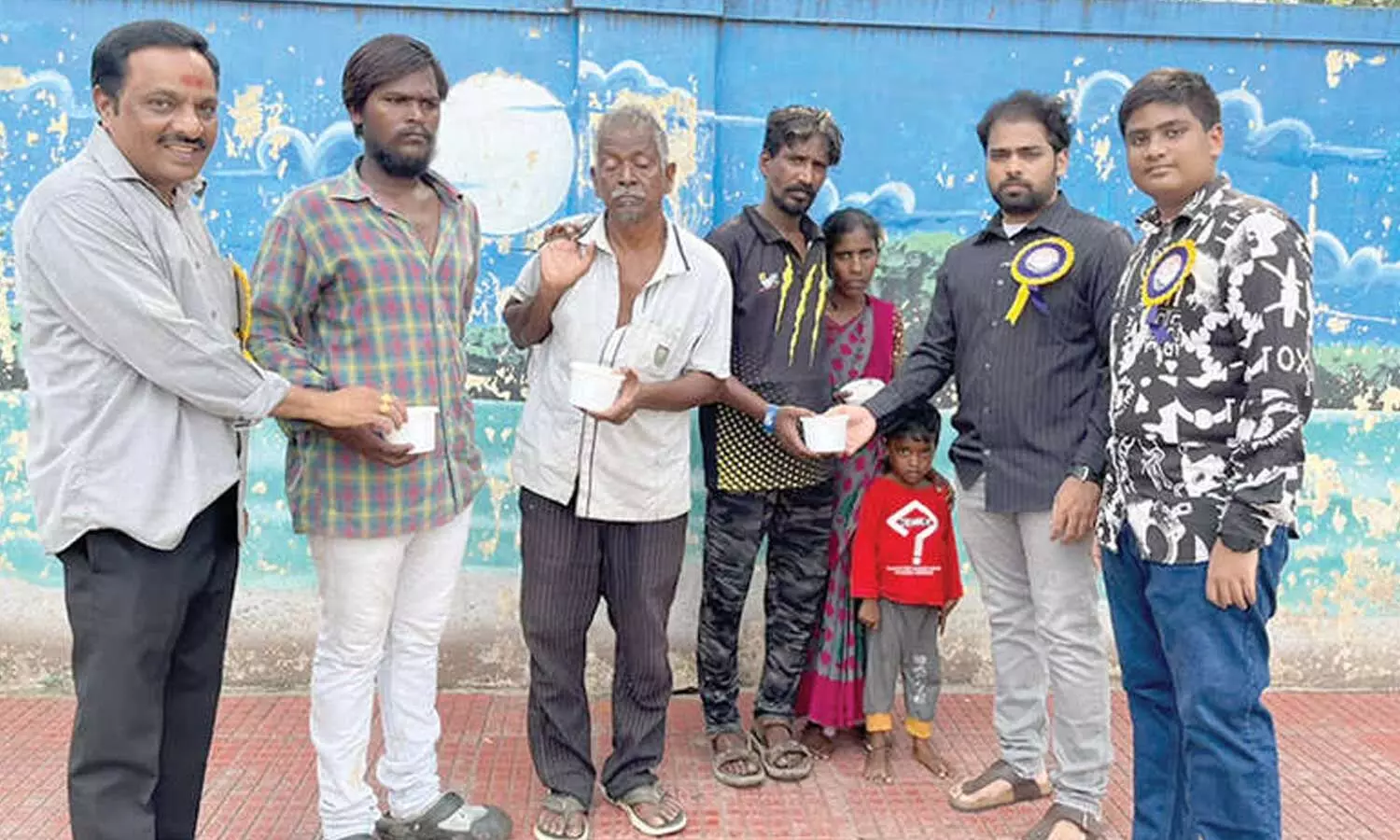 Volunteers of Open Heart social organisation and charitable trust distributing food packets to underprivileged people at the Railway Station in Vijayawada on Sunday Volunteers of Open Heart social organisation and charitable trust distributing food packets to underprivileged people at the Railway Station in Vijayawada on Sunday