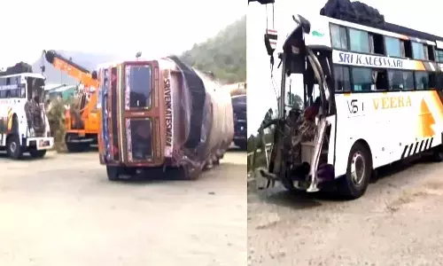 Bus rams into U-turning lorry, four injured in Nandyal Bus rams into U-turning lorry, four injured in Nandyal