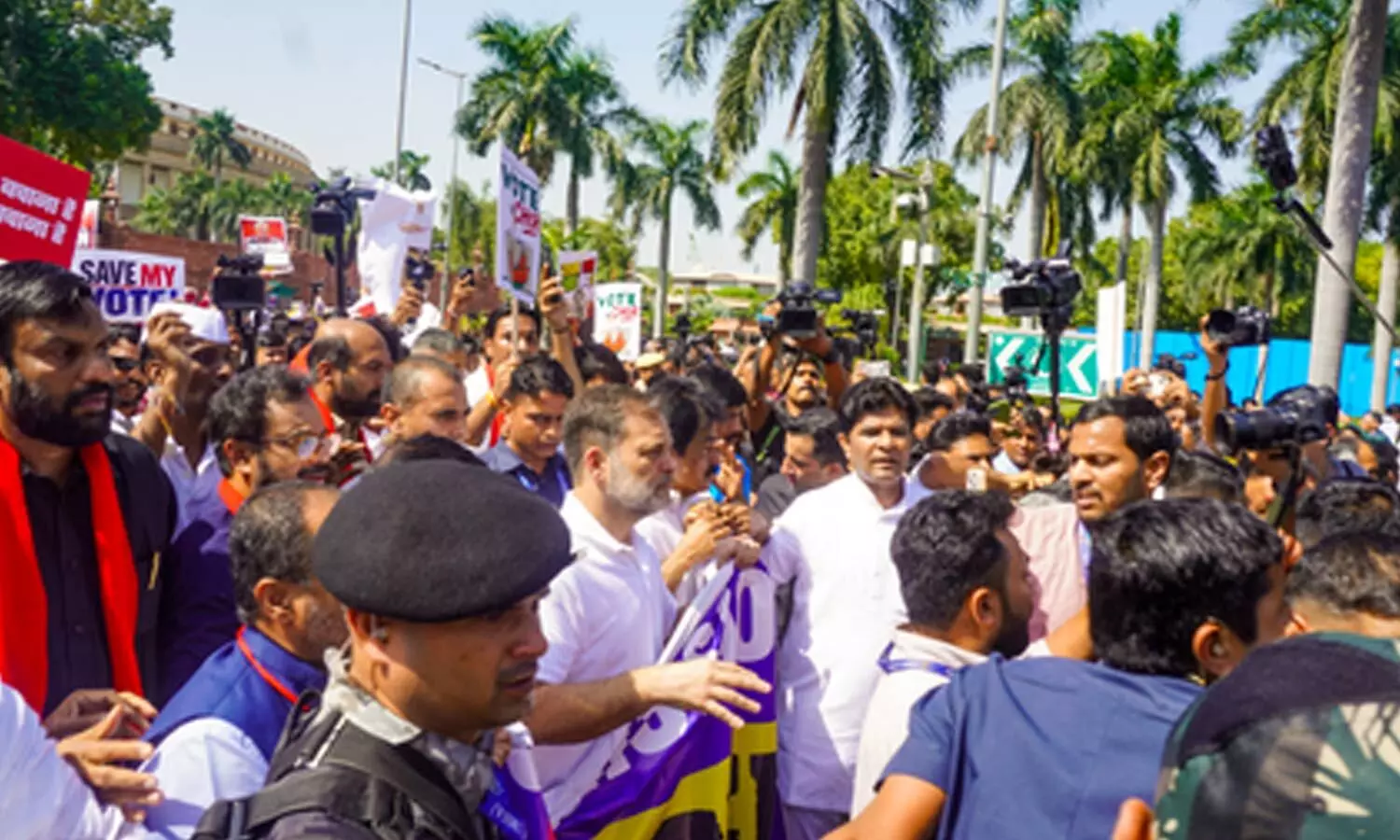 ‘We will keep fighting, throw these thieves out’: Kharge as INDIA bloc protests against ECI ‘We will keep fighting, throw these thieves out’: Kharge as INDIA bloc protests against ECI