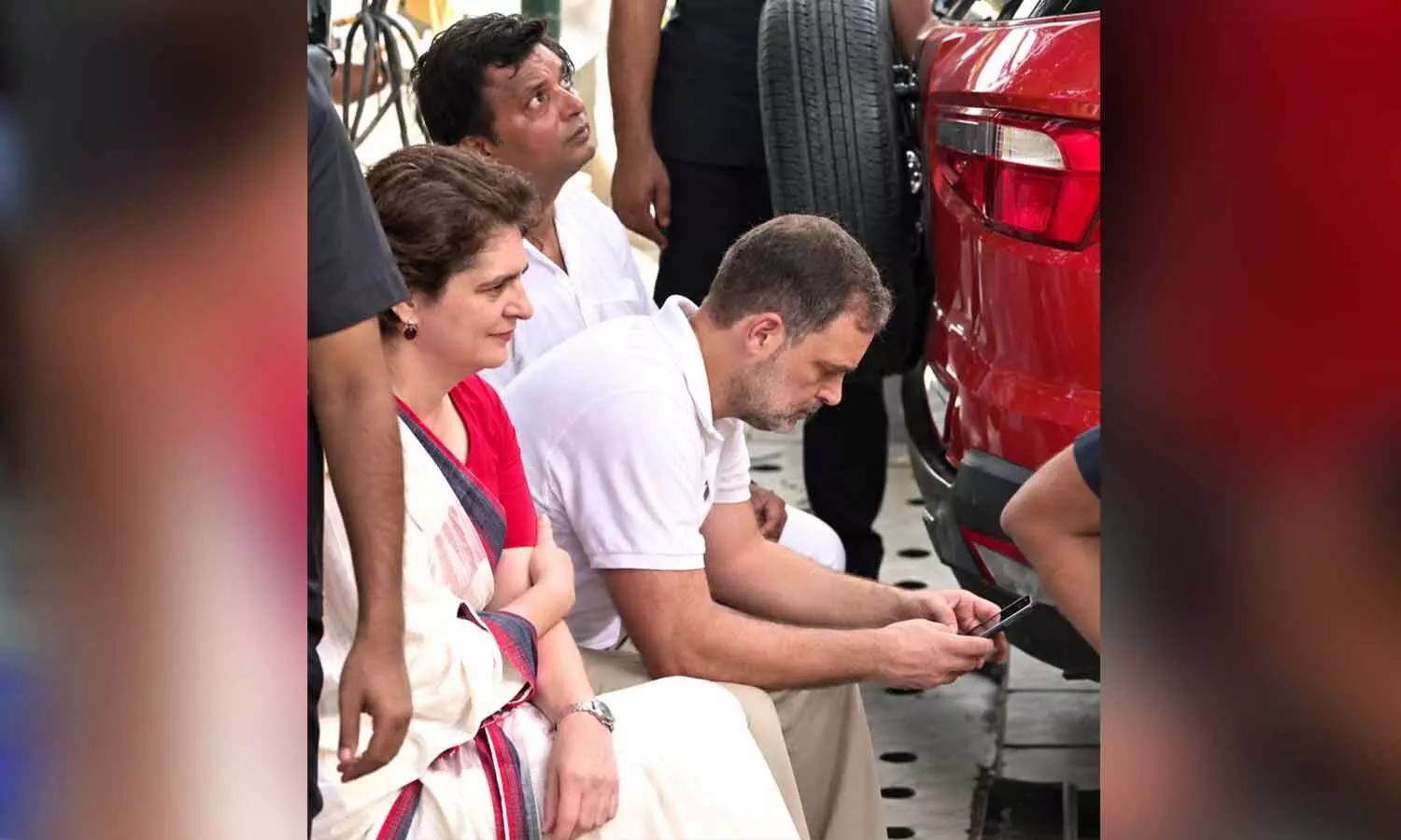 High Drama Near ECI MPs Sit on Dharna; Rahul Climbs Barricade High Drama Near ECI MPs Sit on Dharna; Rahul Climbs Barricade