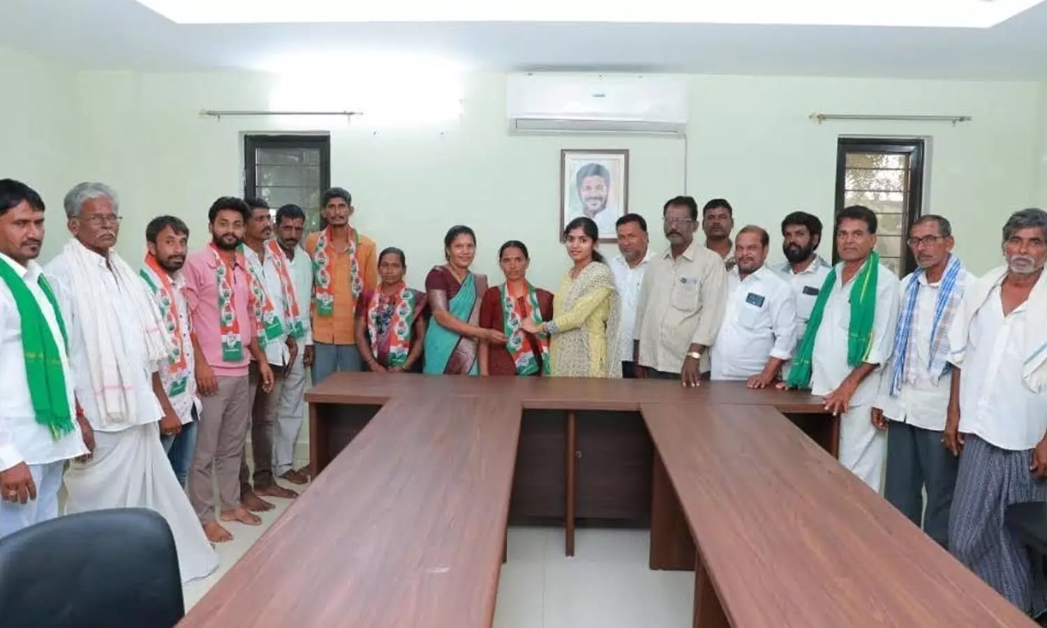 Several BRS leaders join Congress in Dharmagadda Thanda Several BRS leaders join Congress in Dharmagadda Thanda
