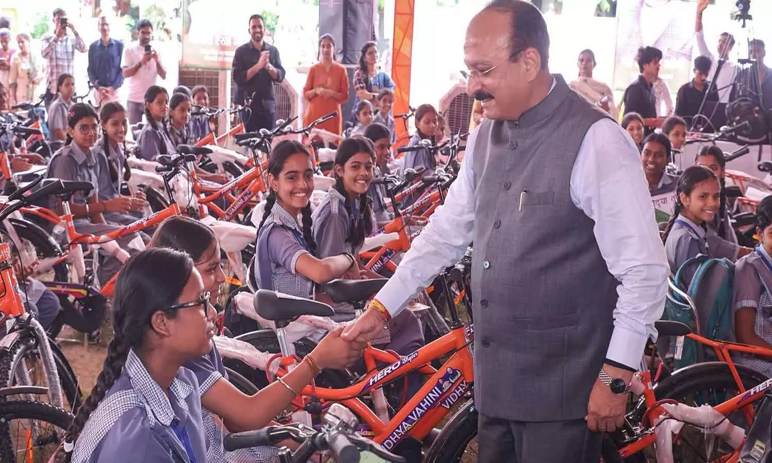 581 girl students receive bicycles 581 girl students receive bicycles