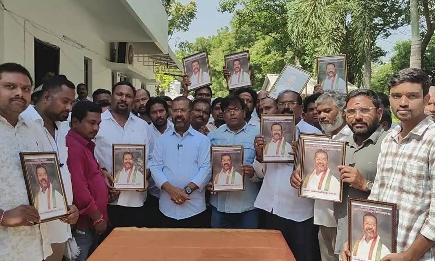 MLA Naini’s portraits to adorn Nai Brahmin salons in Warangal West MLA Naini’s portraits to adorn Nai Brahmin salons in Warangal West
