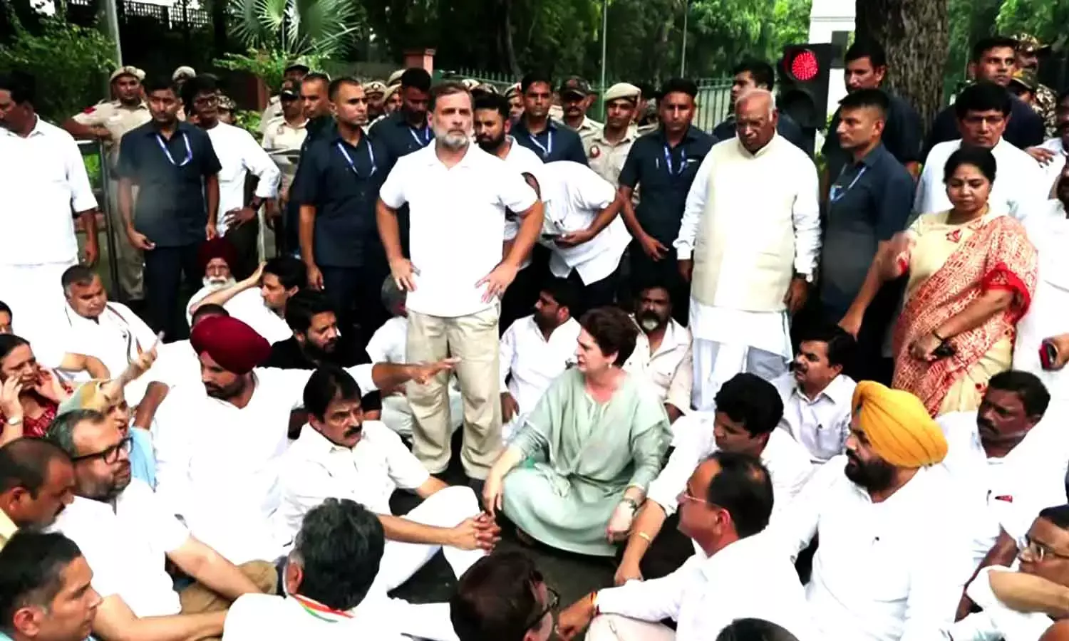 Dramatic face-off near Jantar Mantar. Rahul and Priyanka sit on the road Dramatic face-off near Jantar Mantar. Rahul and Priyanka sit on the road