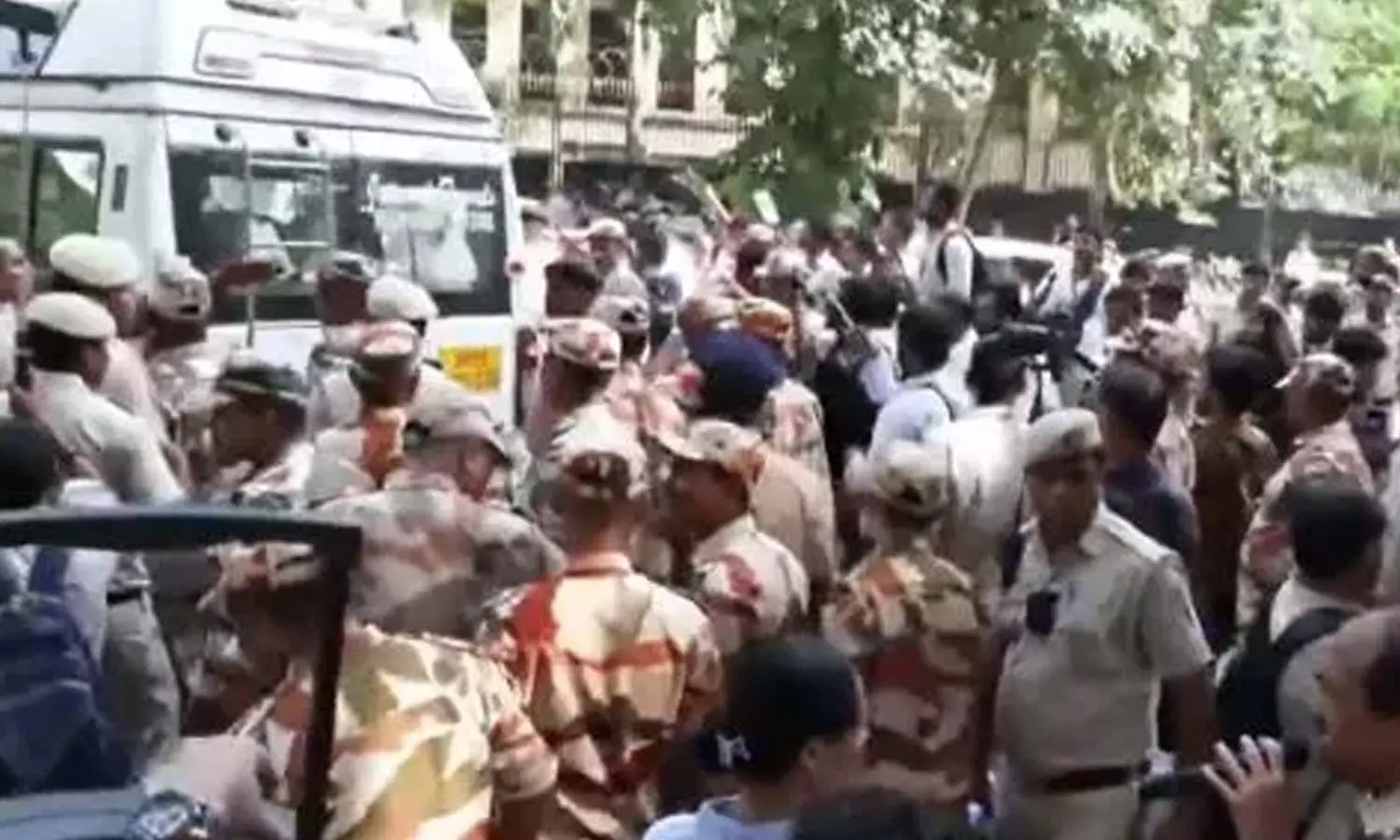 Terrible traffic jam in Lutyens’ Delhi amid INDIA bloc march Terrible traffic jam in Lutyens’ Delhi amid INDIA bloc march