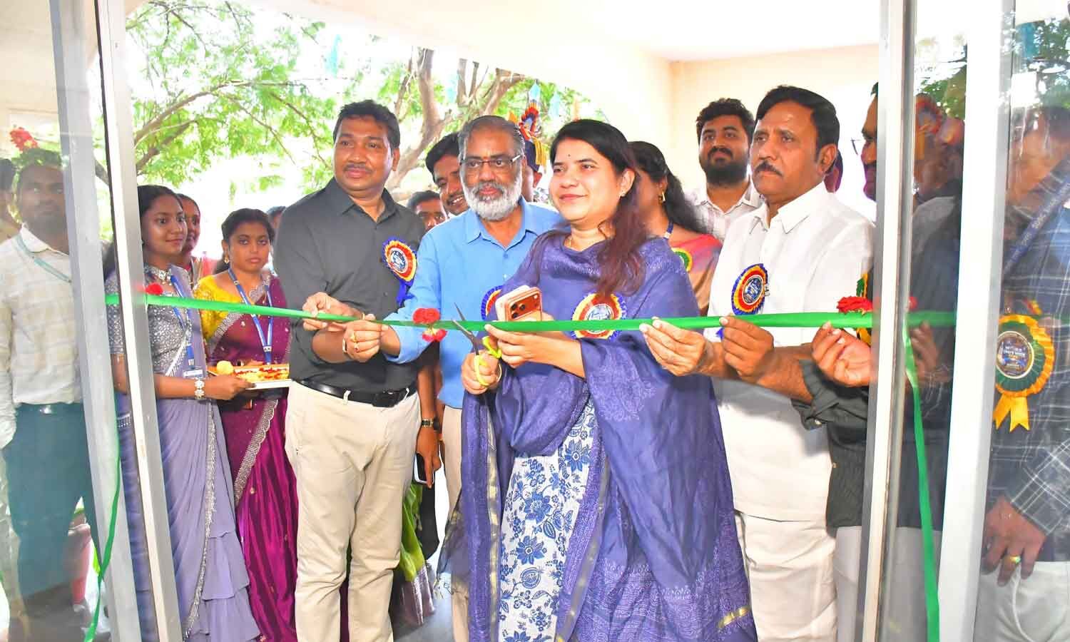 Collector urges students to explore space science and research