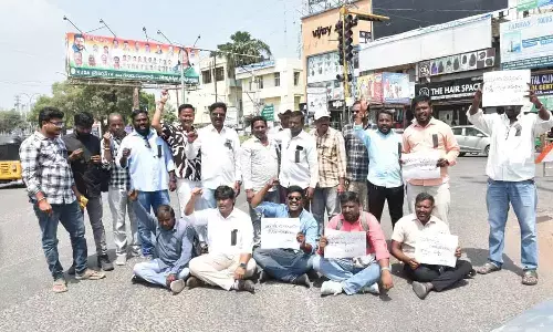 Journalists protest burning of media organisation’s effigy Demand apology from Wardhannapet MLA