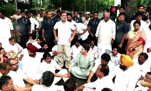 Dramatic face-off near Jantar Mantar. Rahul and Priyanka sit on the road Dramatic face-off near Jantar Mantar. Rahul and Priyanka sit on the road