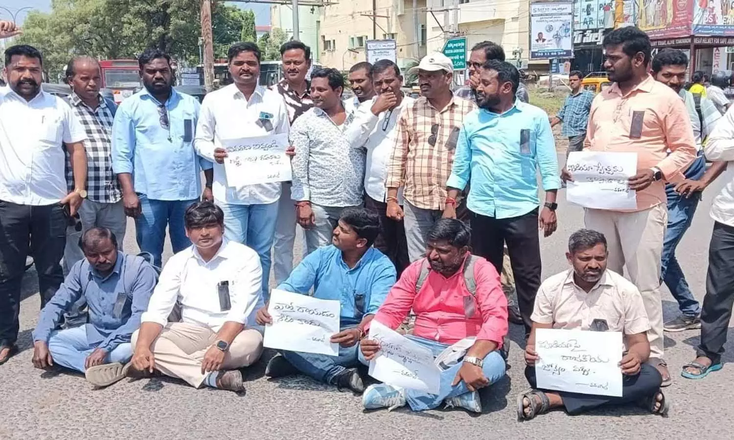 Journalists stage protest, demand apology from Wardhannapet MLA Journalists stage protest, demand apology from Wardhannapet MLA