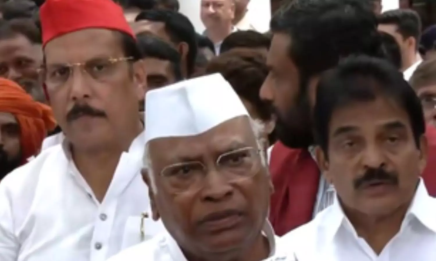Congress President Mallikarjun Kharge and Leader of Opposition in the Lok Sabha Rahul Gandhi Congress President Mallikarjun Kharge and Leader of Opposition in the Lok Sabha Rahul Gandhi