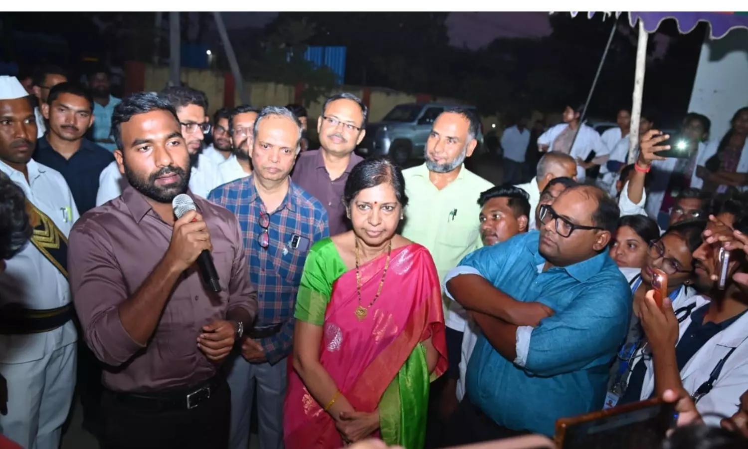 discussions were held with Social Welfare Minister Adluri Lakshman Kumar, Roads and Buildings Minister Komatireddy Venkat Reddy and senior officials. discussions were held with Social Welfare Minister Adluri Lakshman Kumar, Roads and Buildings Minister Komatireddy Venkat Reddy and senior officials.