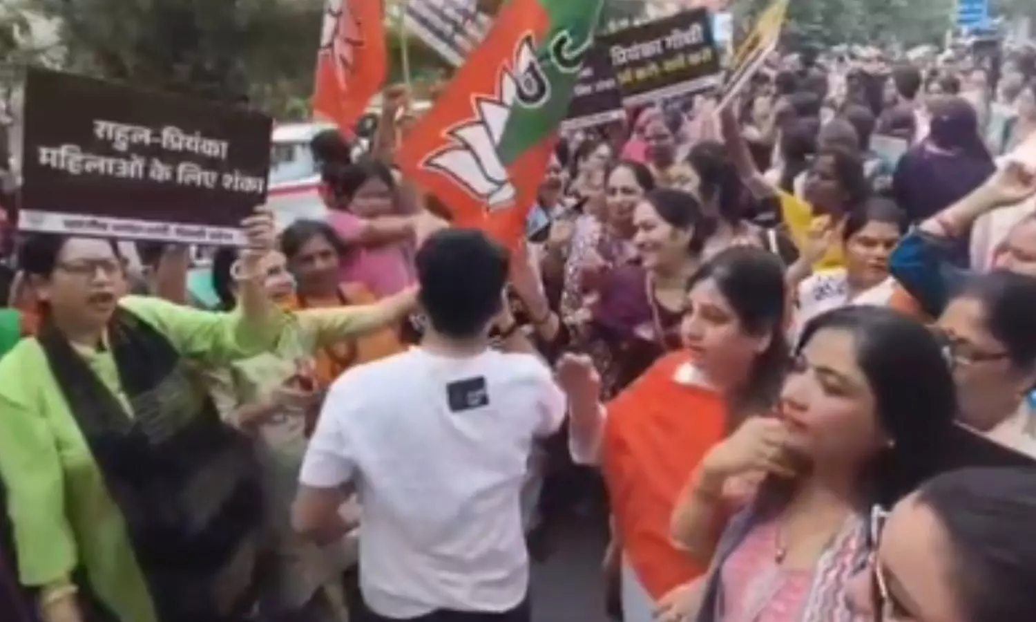 Mahila Morcha staged a protest near the Congress headquarters on the Deendayal Upadhyaya (DDU) Mahila Morcha staged a protest near the Congress headquarters on the Deendayal Upadhyaya (DDU)