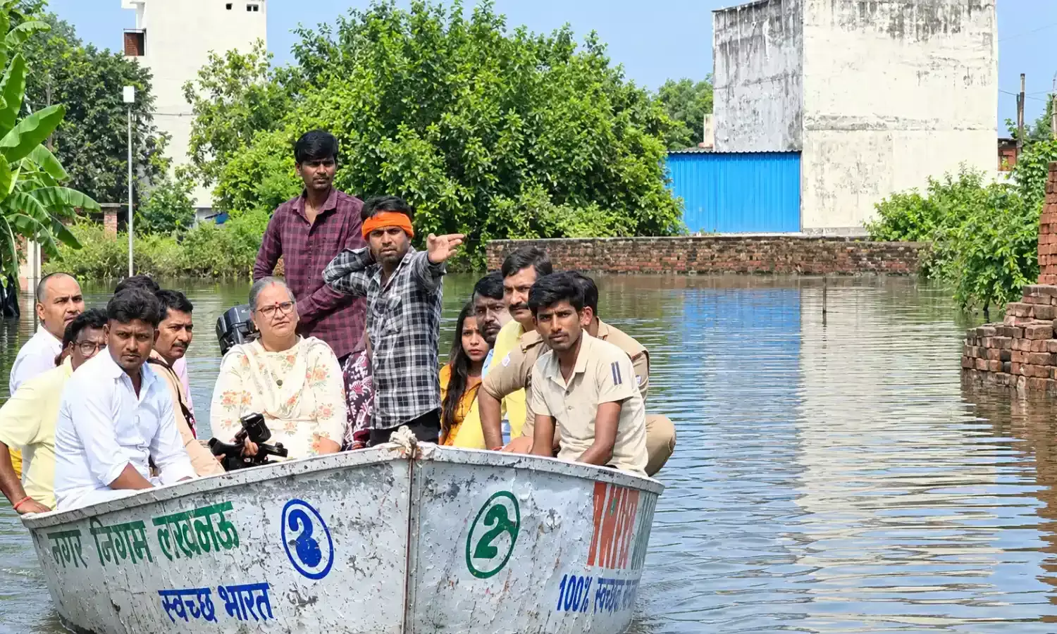 Mayor Sushma Kharkwal Visits Flood-Affected Areas by Boat Mayor Sushma Kharkwal Visits Flood-Affected Areas by Boat
