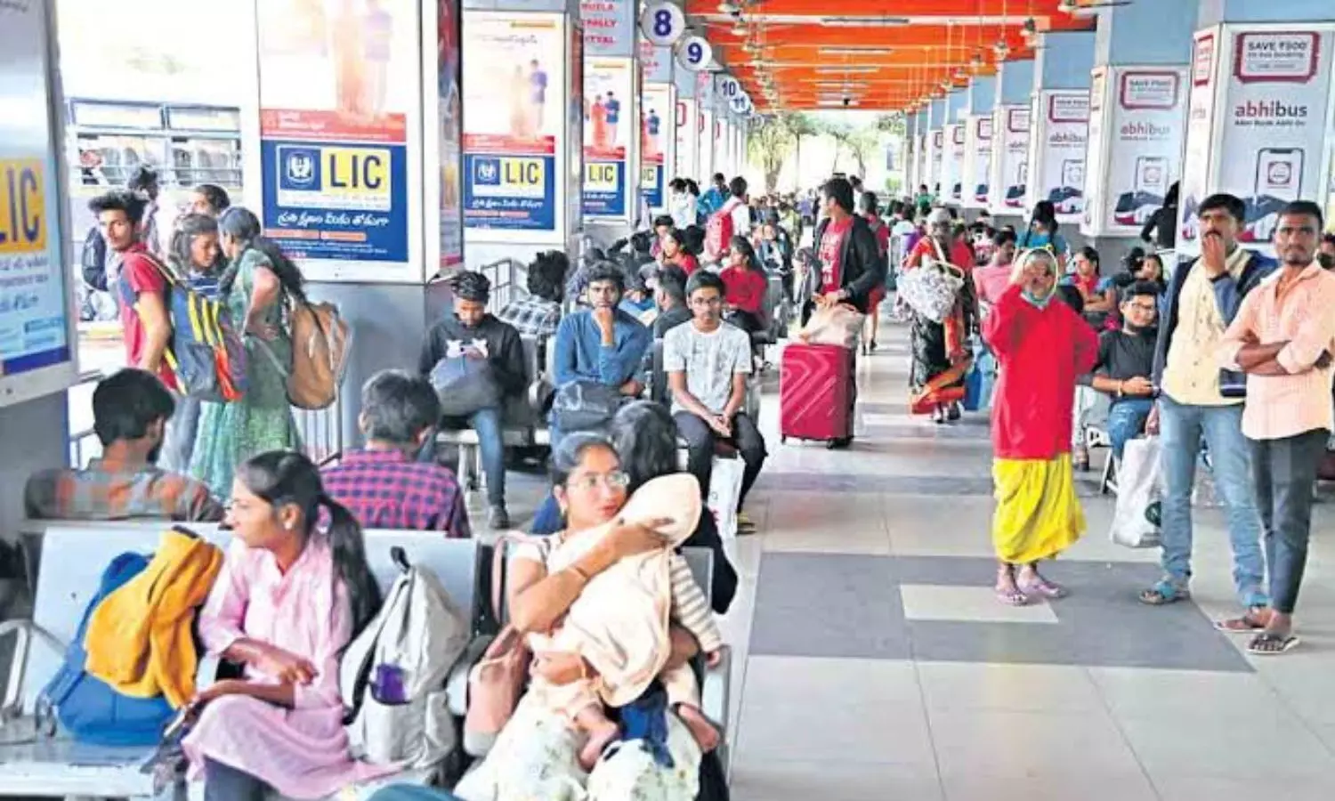 Bus stations in Hyderabad sees heavy rush ahead of Dussehra holidays Bus stations in Hyderabad sees heavy rush ahead of Dussehra holidays