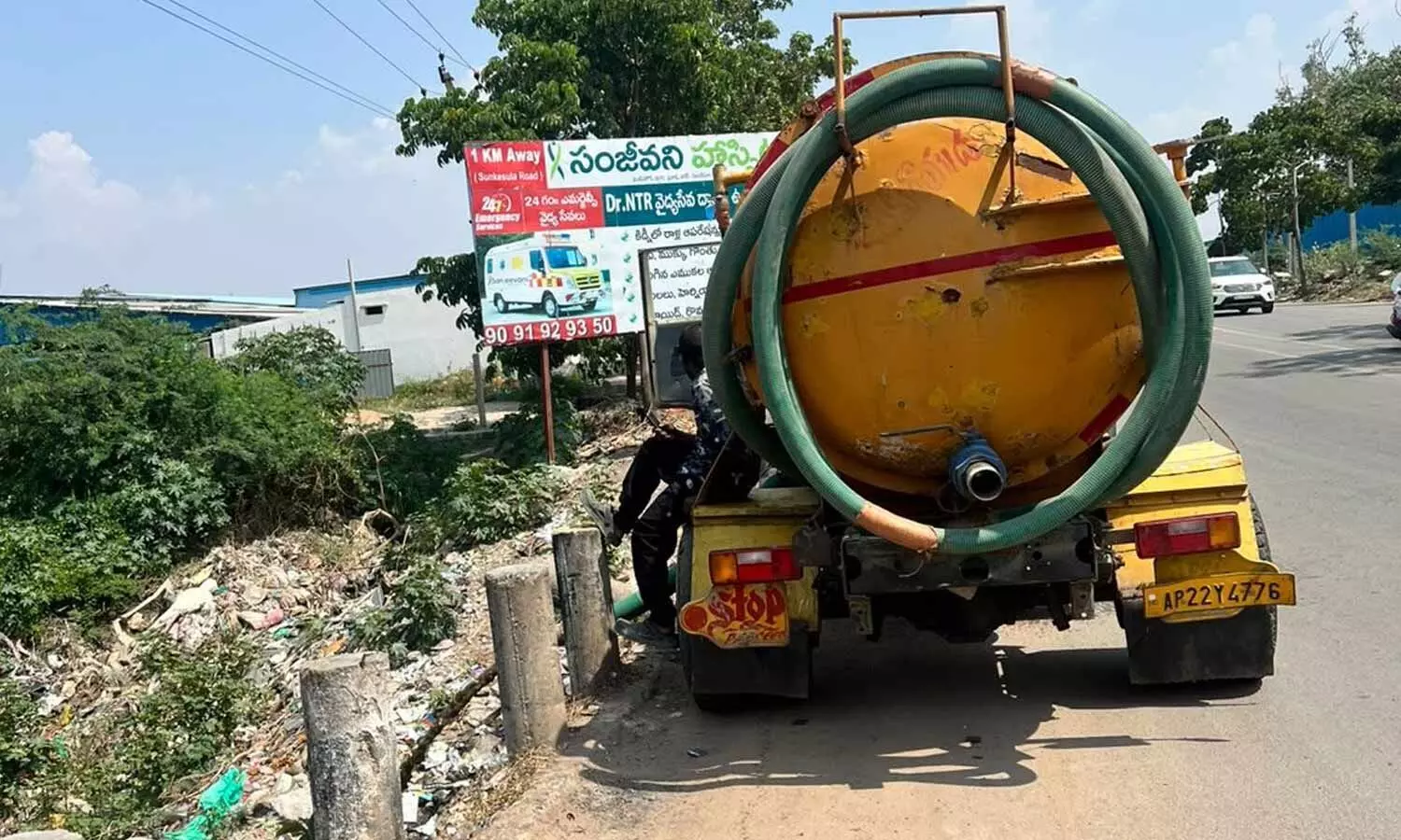 A septic tanker releasing sewage water into the canal near Masamaseed pumping station A septic tanker releasing sewage water into the canal near Masamaseed pumping station