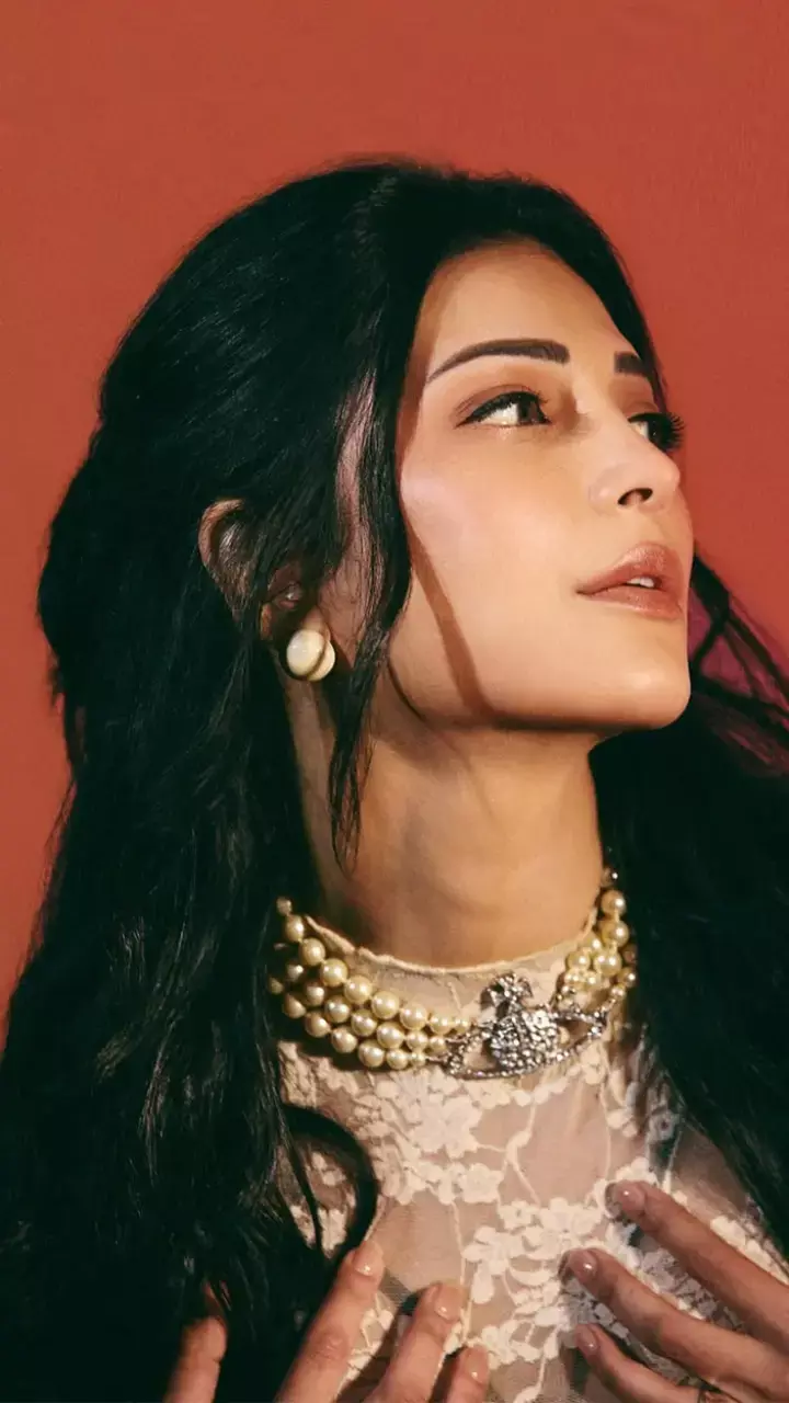 Shruti Haasan Steals The Spotlight In A Stunning Black Saree