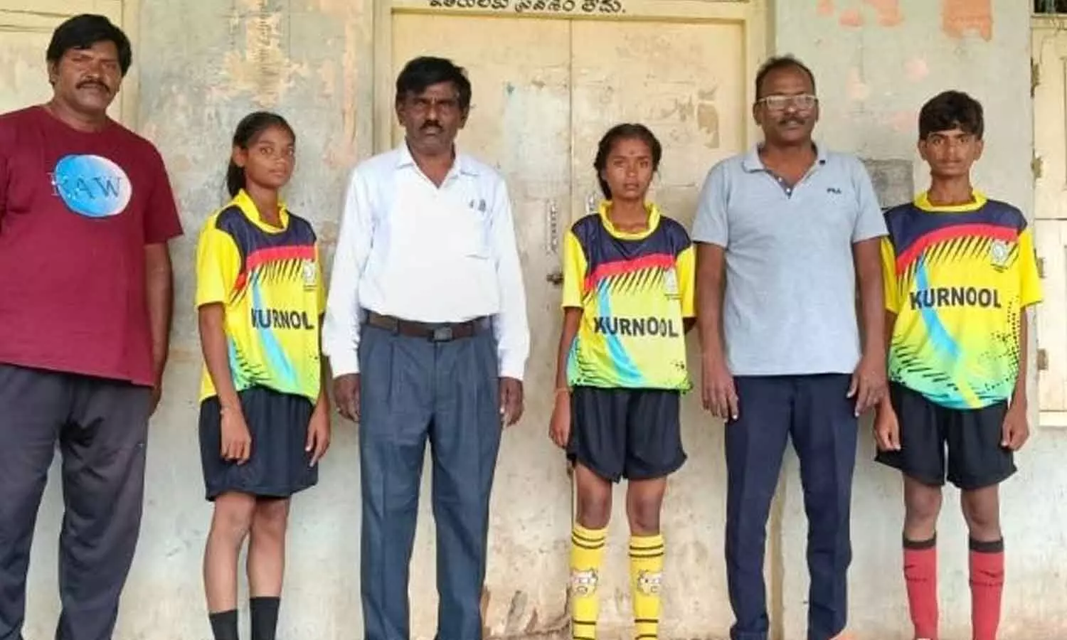 Gargeyapuram school Alaganuru Lakshmanna congratulating the selected players Gargeyapuram school Alaganuru Lakshmanna congratulating the selected players